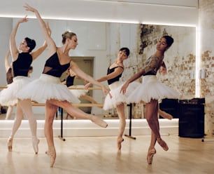 Un grupo de bailarinas en un estudio de danza