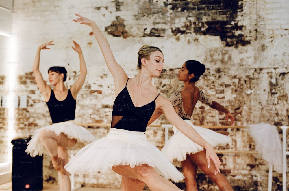 eine Gruppe von Ballerinas in einem Tanzstudio