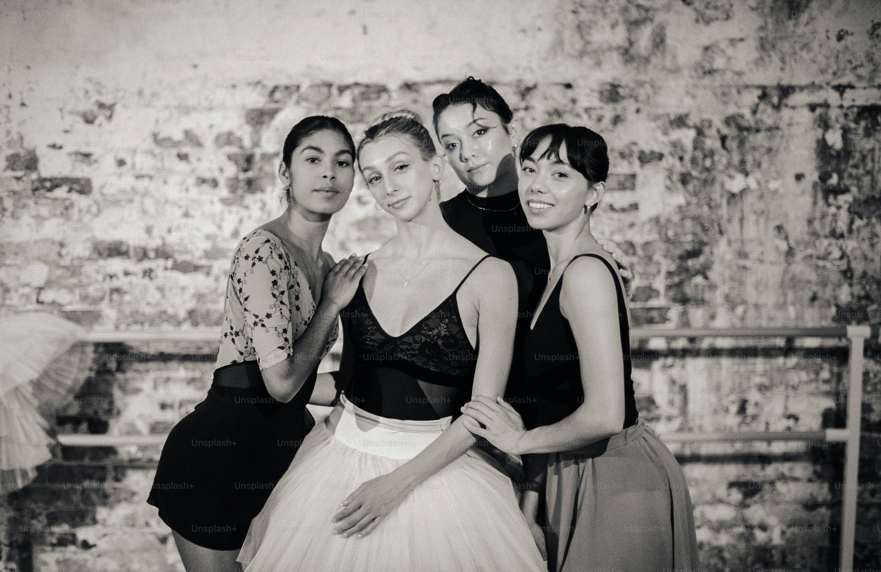 Un grupo de mujeres de pie una al lado de la otra