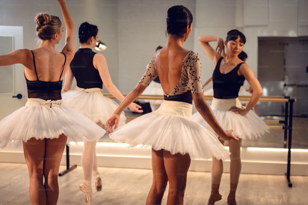 Un grupo de jóvenes bailarinas en un estudio de danza