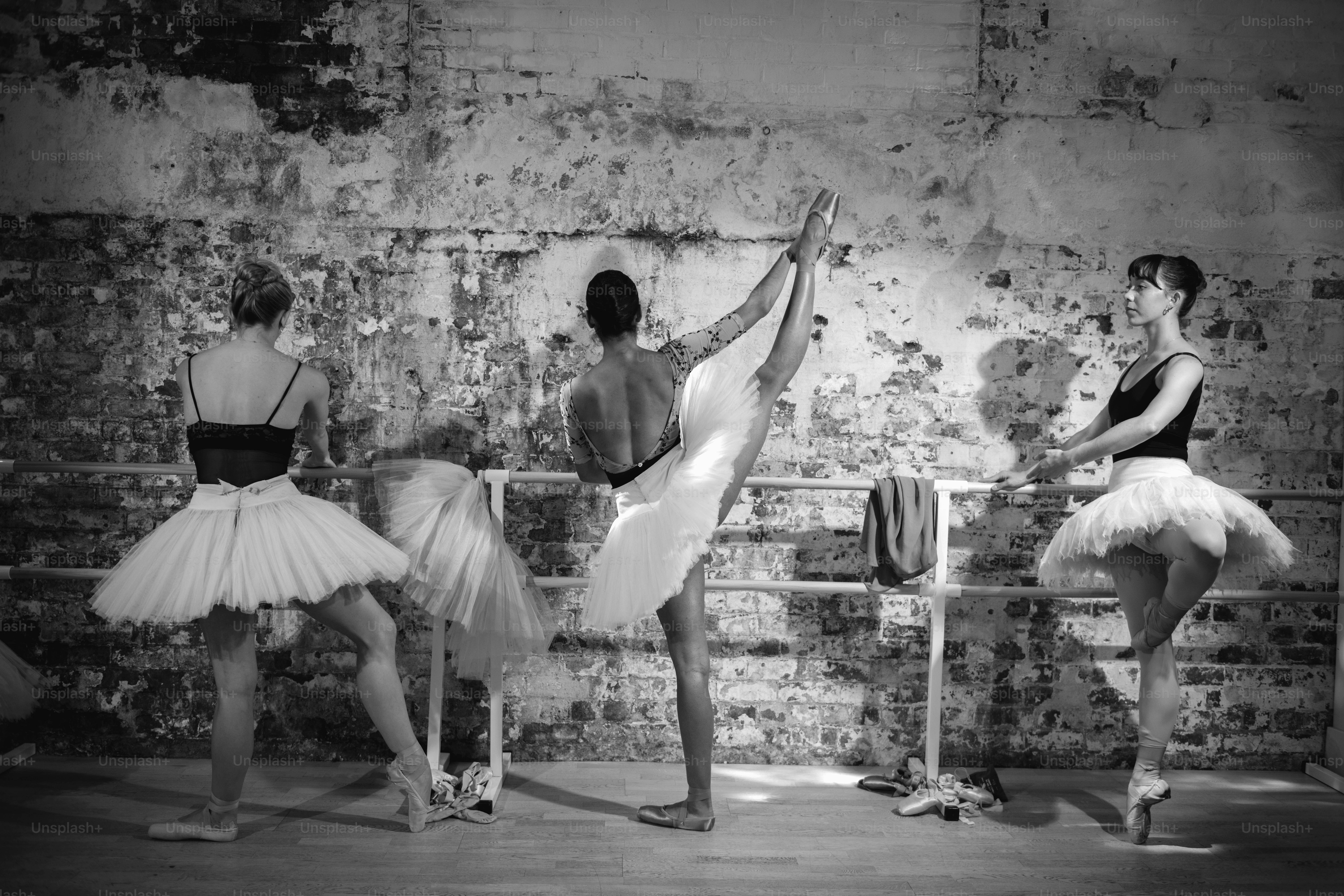 Ein Schwarz-Weiß-Foto von drei Ballerinas