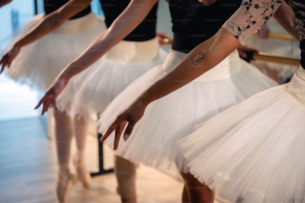 eine Gruppe von Ballerinas in weißen Tutu-Röcken