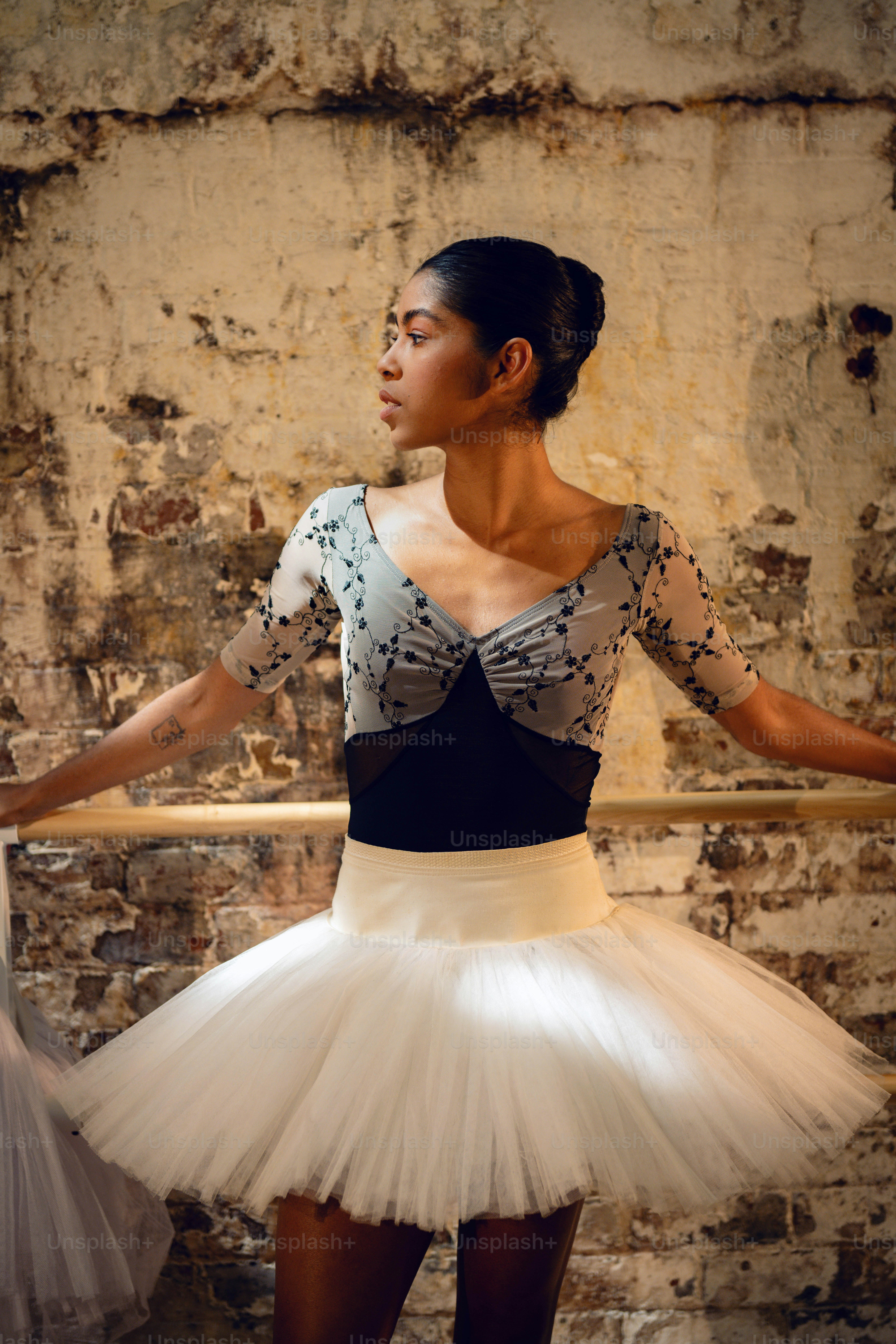 Eine Frau in weißem Tutu und schwarzem Oberteil