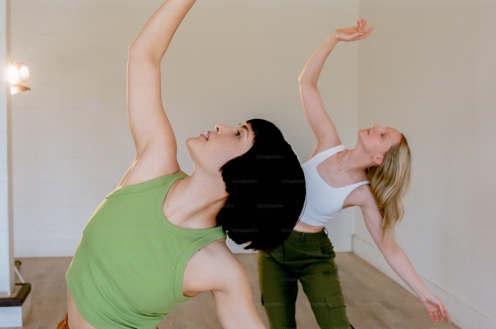 Duas mulheres em uma pose de dança em um chão de madeira