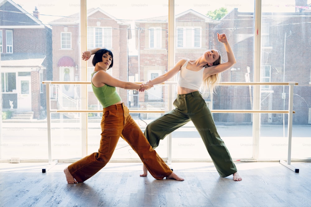 두 여자가 댄스 스튜디오에서 춤을 추고 있다