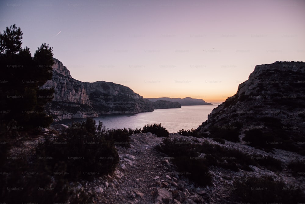 une vue d’un plan d’eau au coucher du soleil