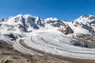 una catena montuosa coperta di neve e ghiaccio