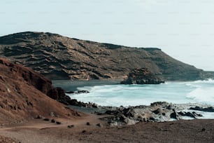 Una vista dell'oceano da una scogliera rocciosa