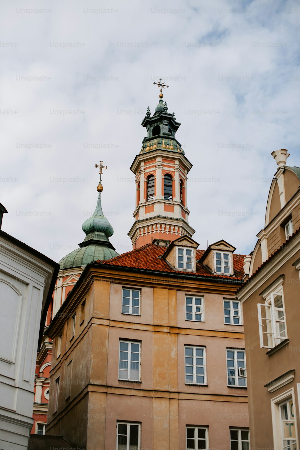 ein hohes Gebäude mit einem Kirchturm darauf