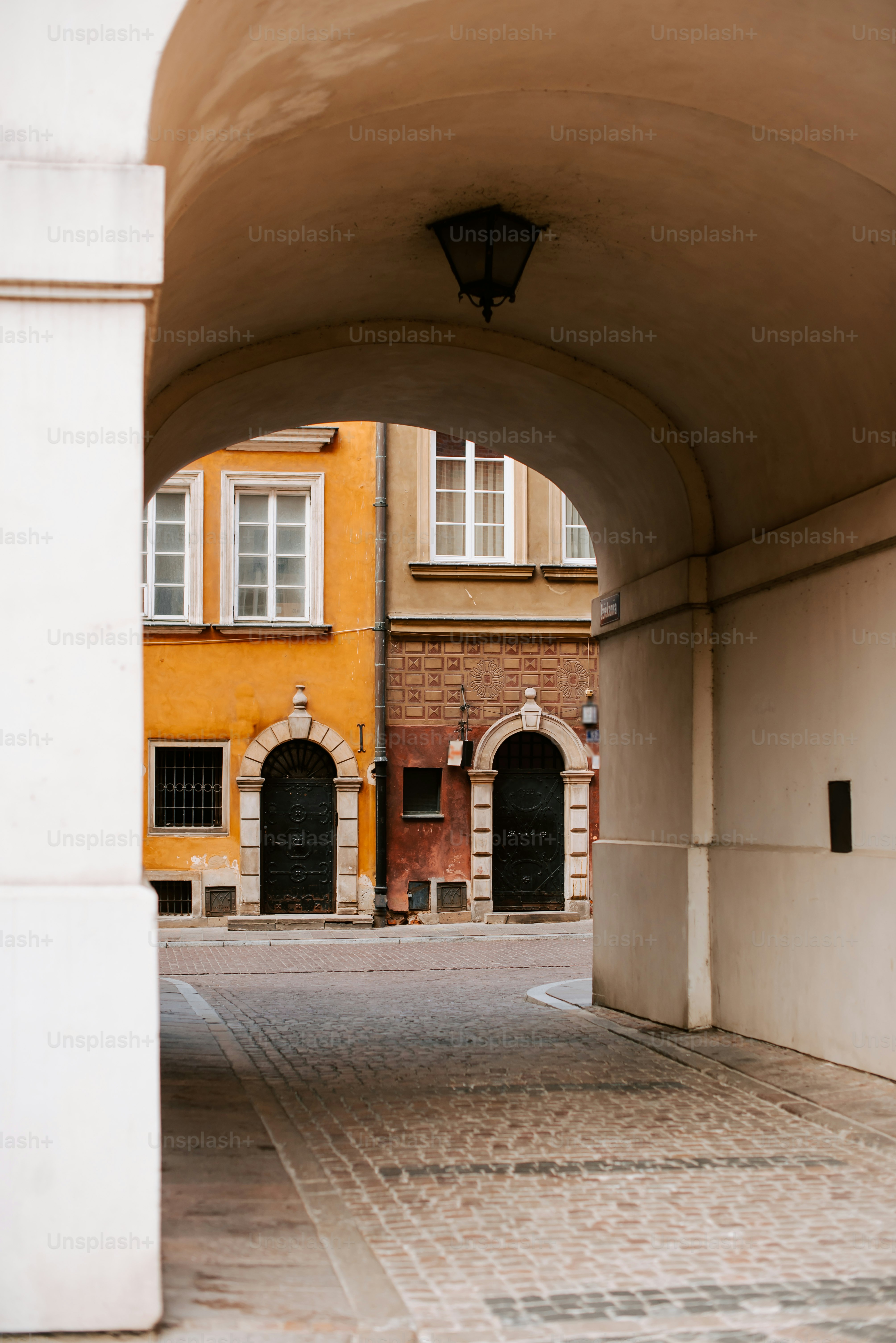 ein Torbogen, der zu einem Gebäude mit einer Uhr führt