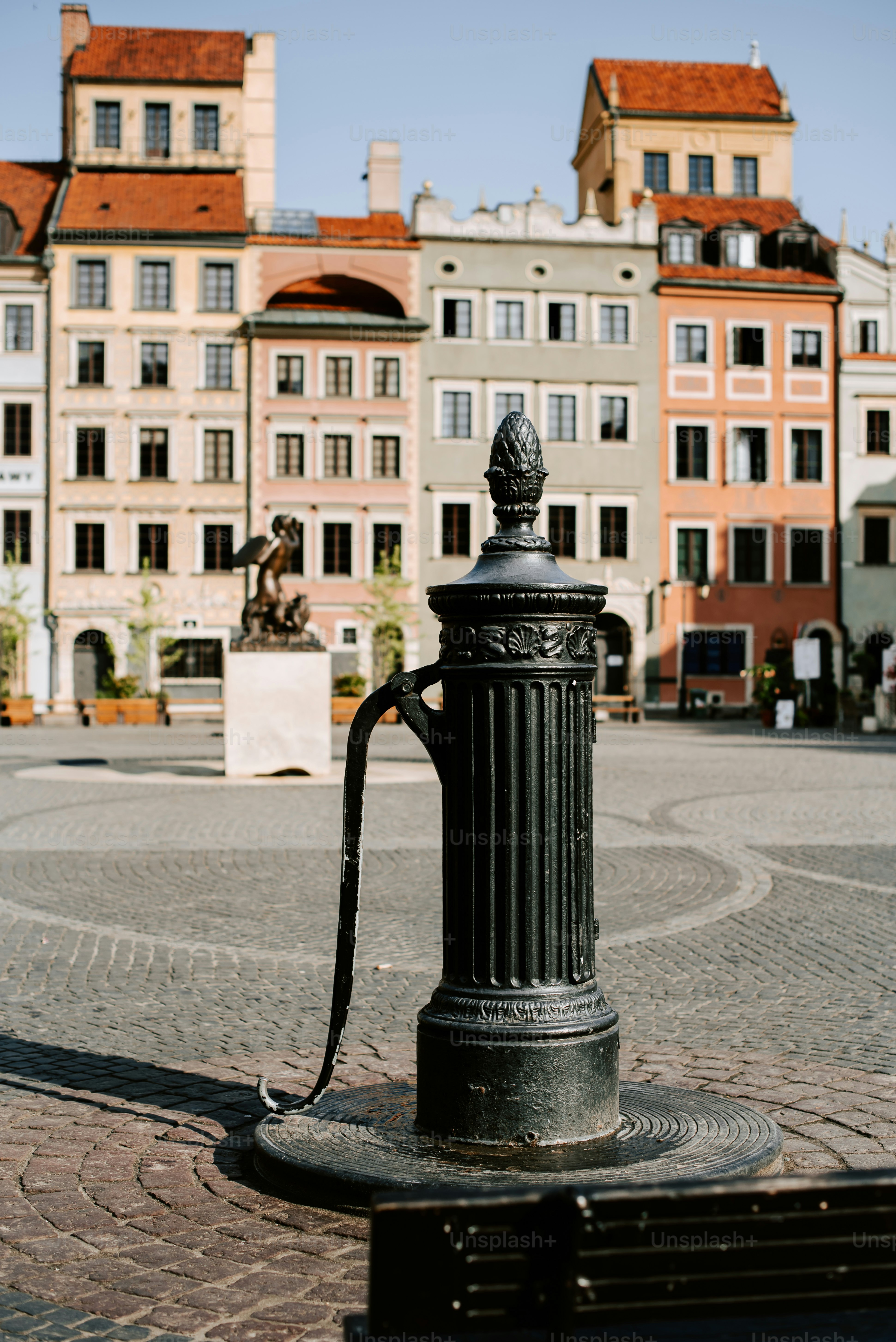ein schwarzer Hydrant, der am Straßenrand sitzt