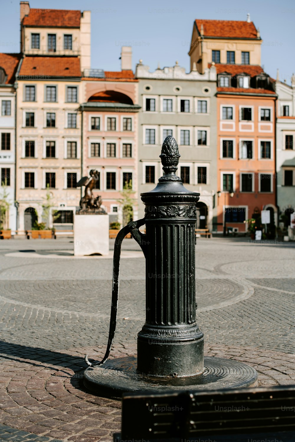ein schwarzer Hydrant, der am Straßenrand sitzt