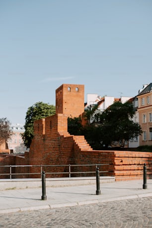 ein Backsteingebäude mit einem Glockenturm darauf