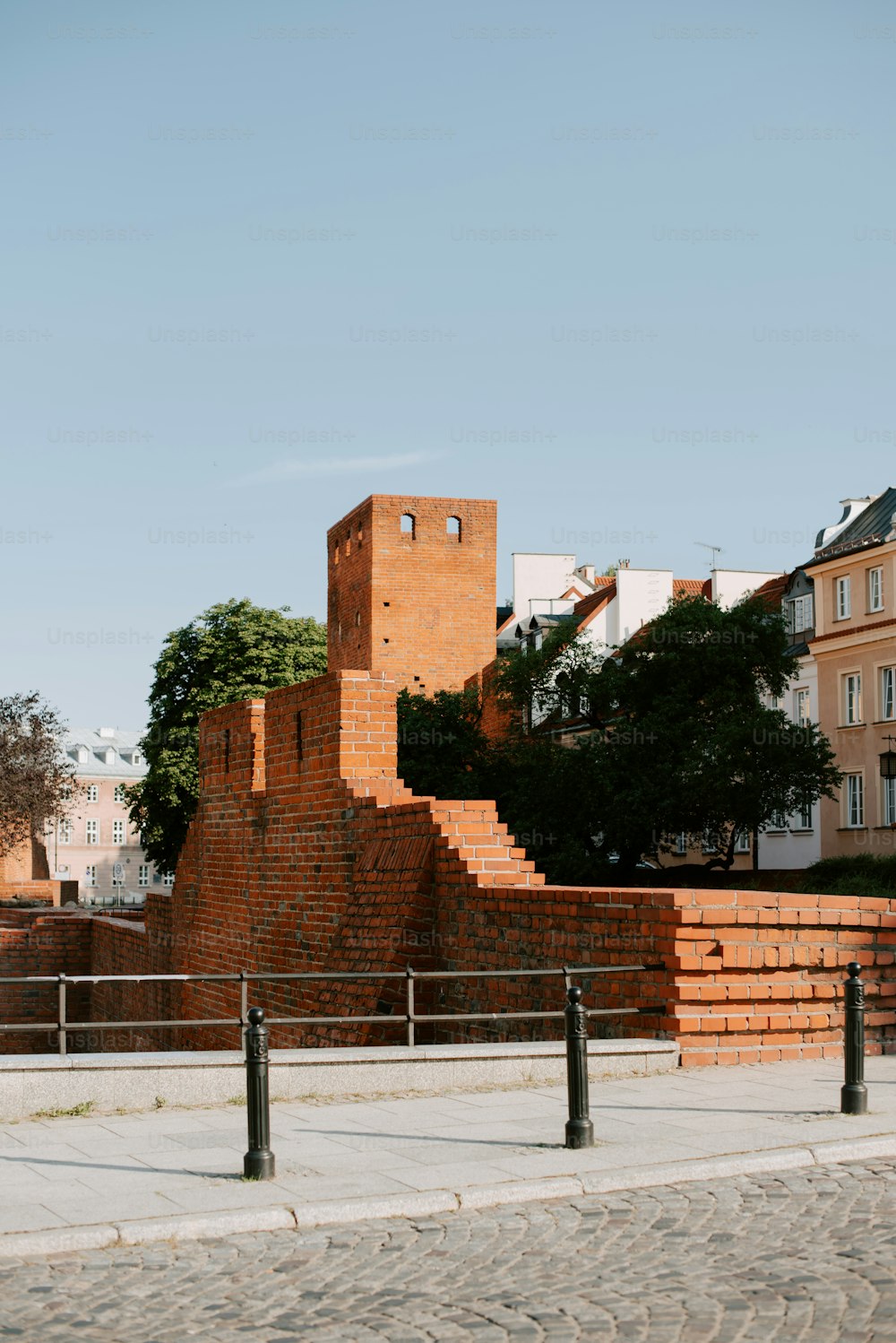 ein Backsteingebäude mit einem Glockenturm darauf