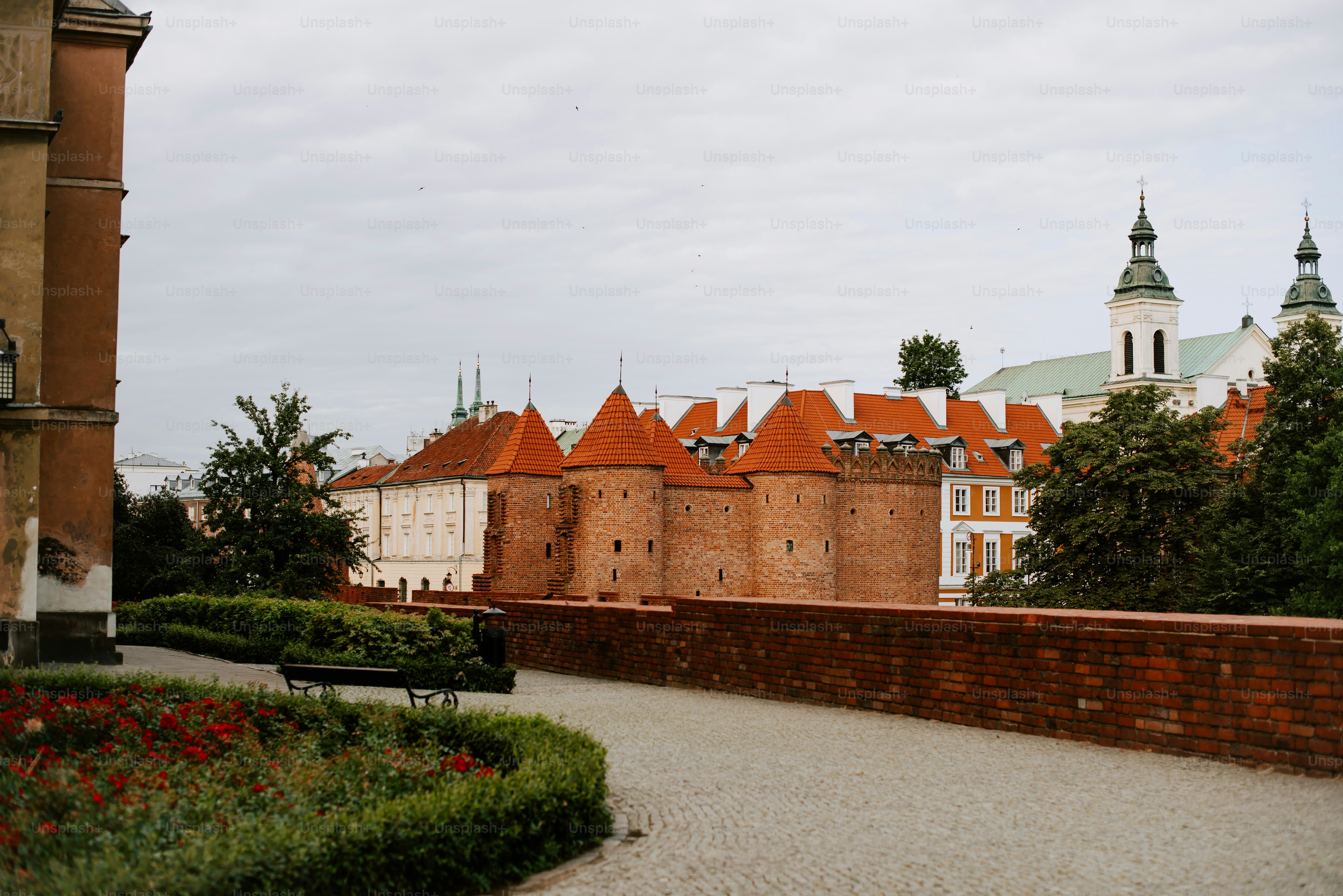 eine Ziegelmauer mit einer Bank davor