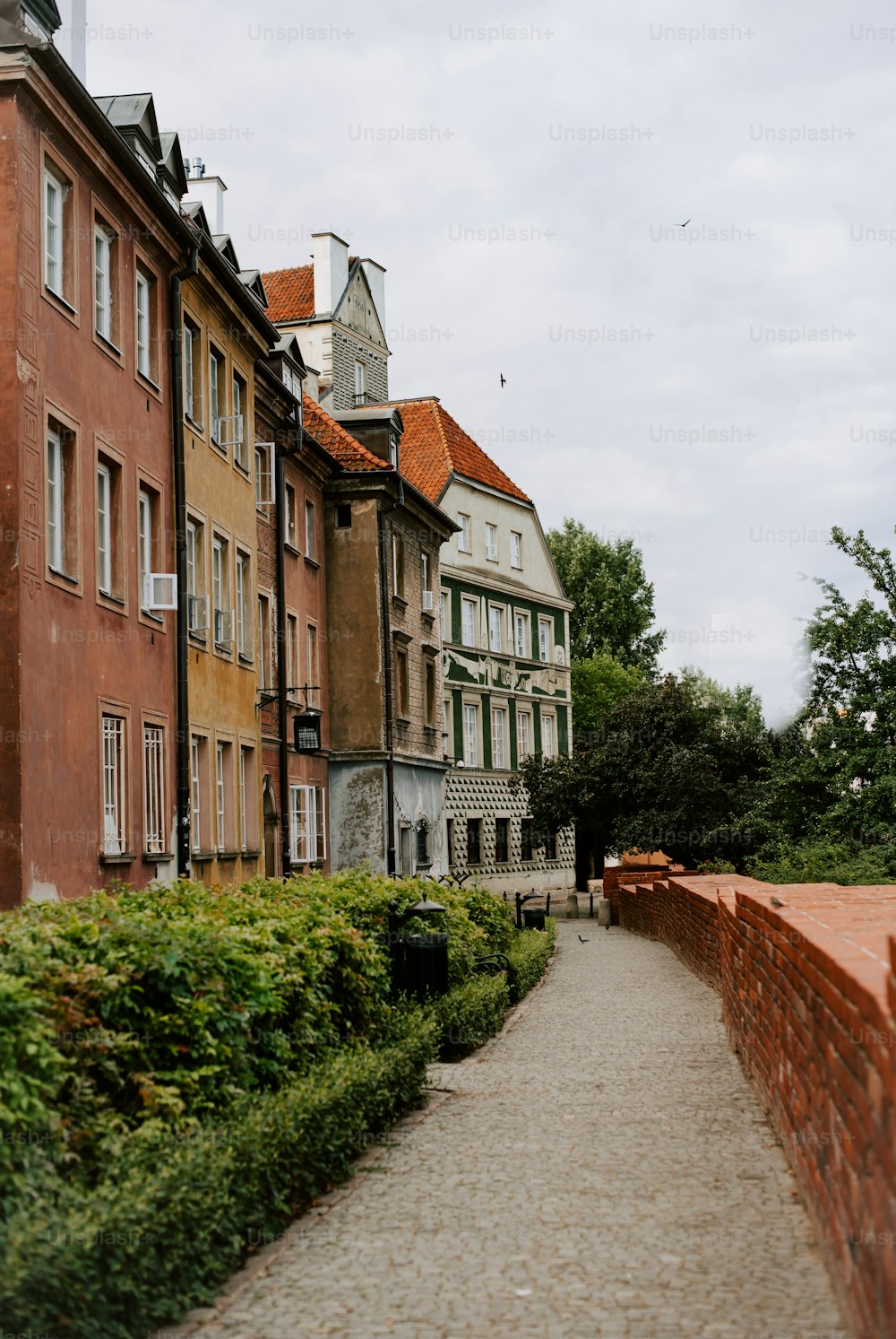 ein Backsteingebäude mit einem Glockenturm darauf