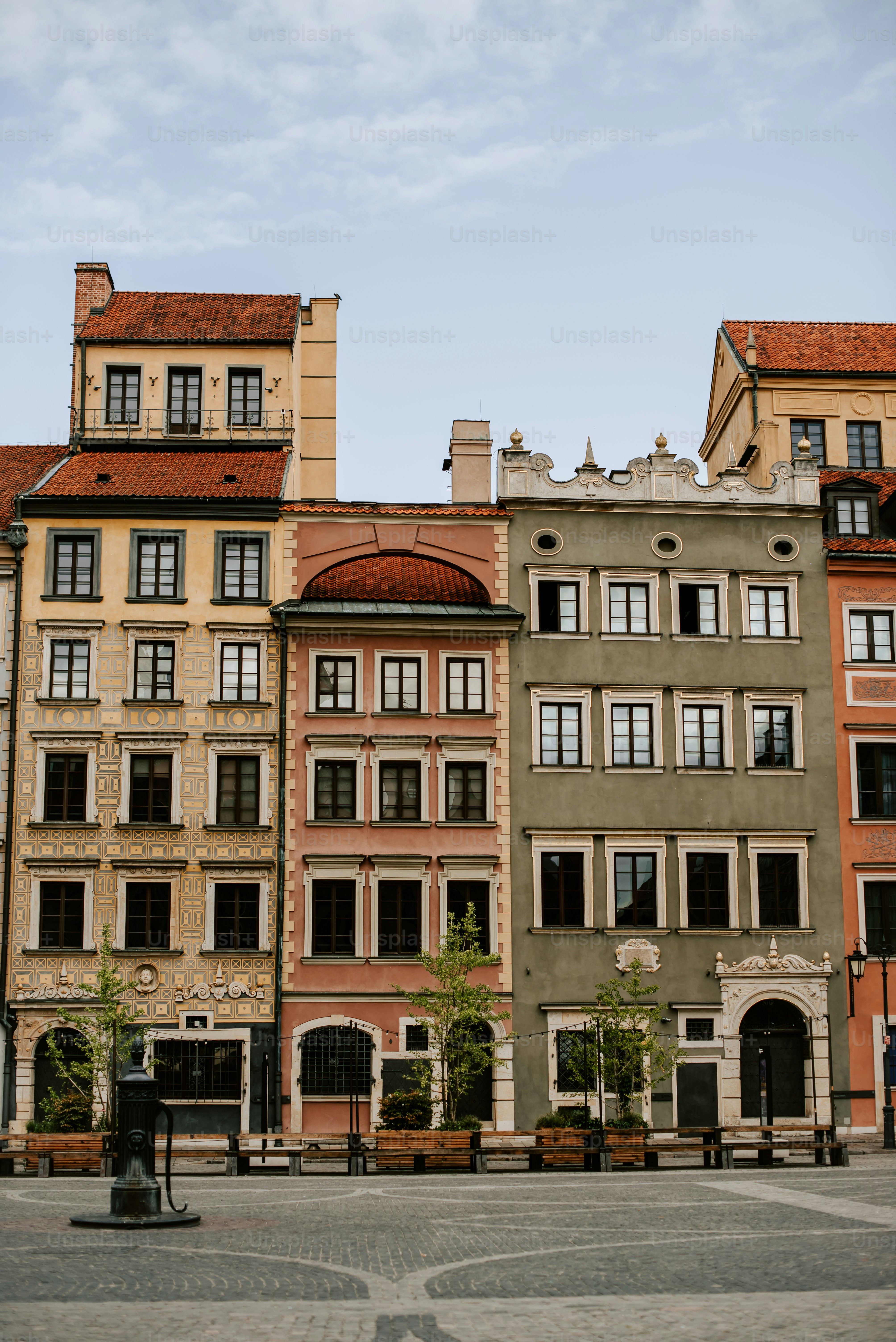 eine Häuserzeile mit einem Glockenturm davor