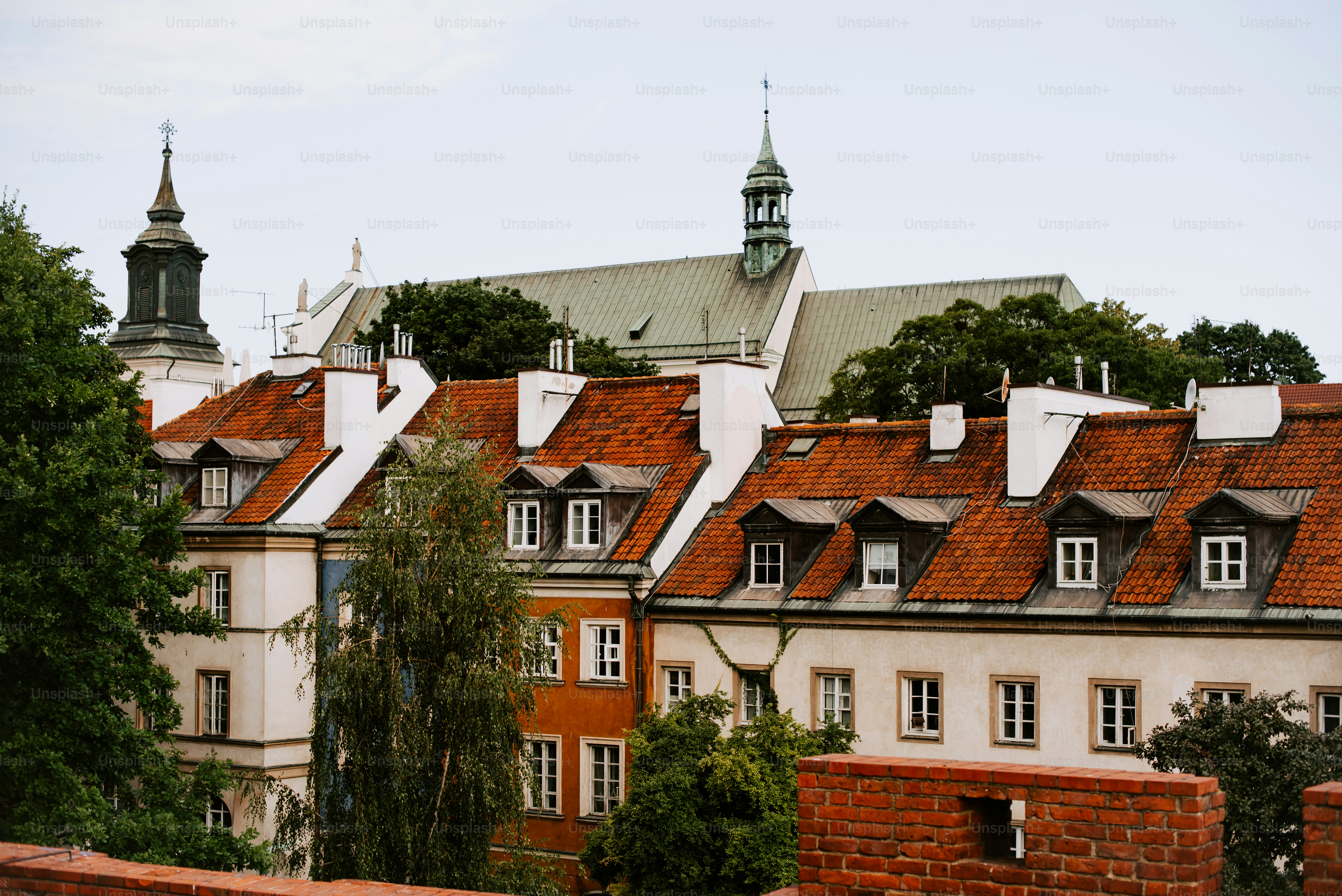 Una hilera de edificios con techos de tejas rojas
