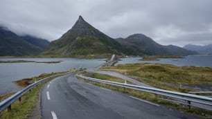 eine kurvenreiche Straße mit einem Berg im Hintergrund