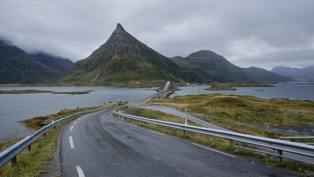 uma estrada sinuosa com uma montanha ao fundo