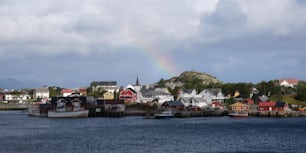 Un arco iris en el cielo sobre un pequeño pueblo