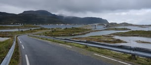 eine Straße mit einer Brücke über ein Gewässer