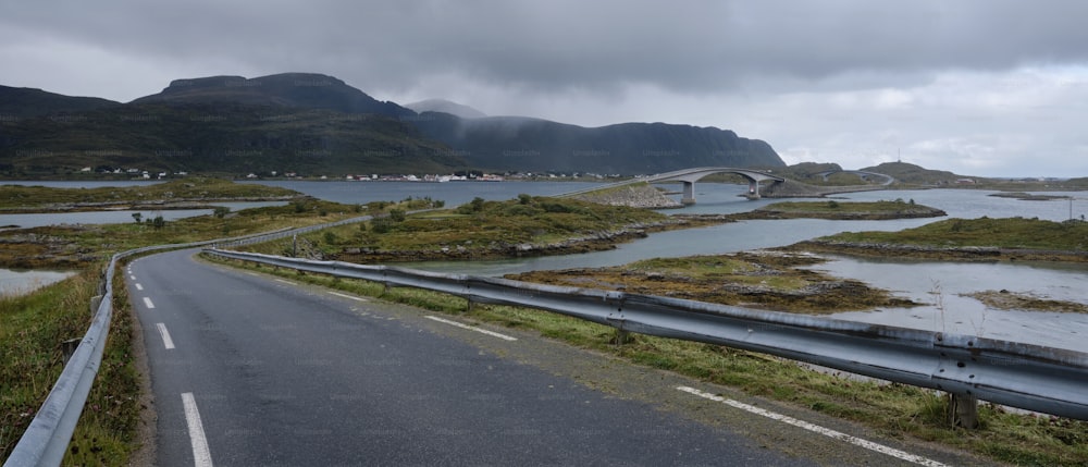 uma estrada com uma ponte sobre um corpo de água