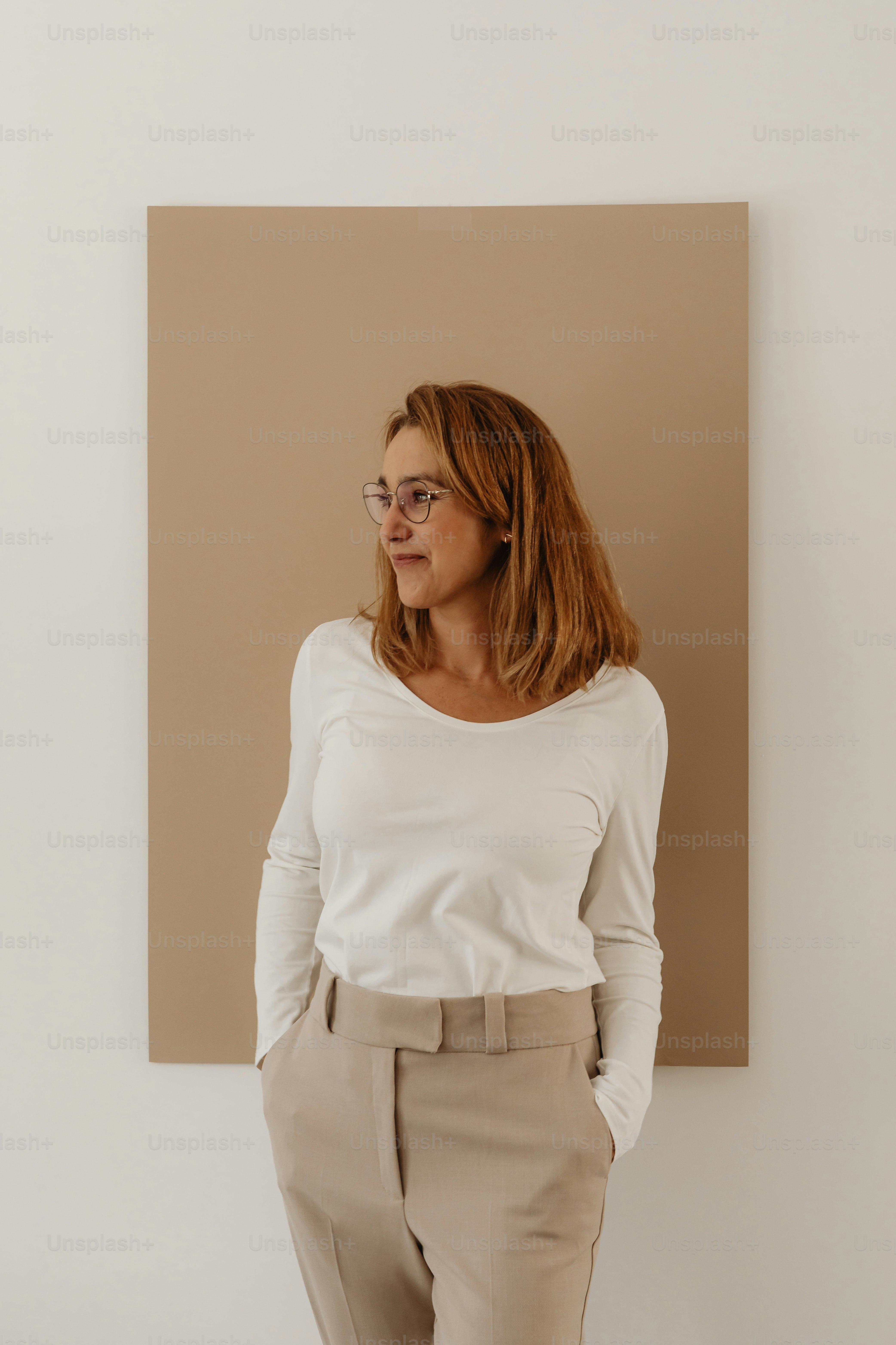 그림 앞에 서 있는 여자