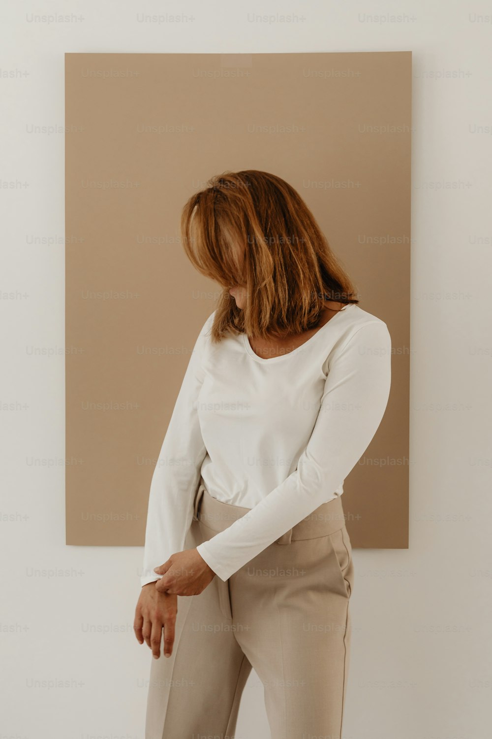 Una mujer parada frente a una pintura