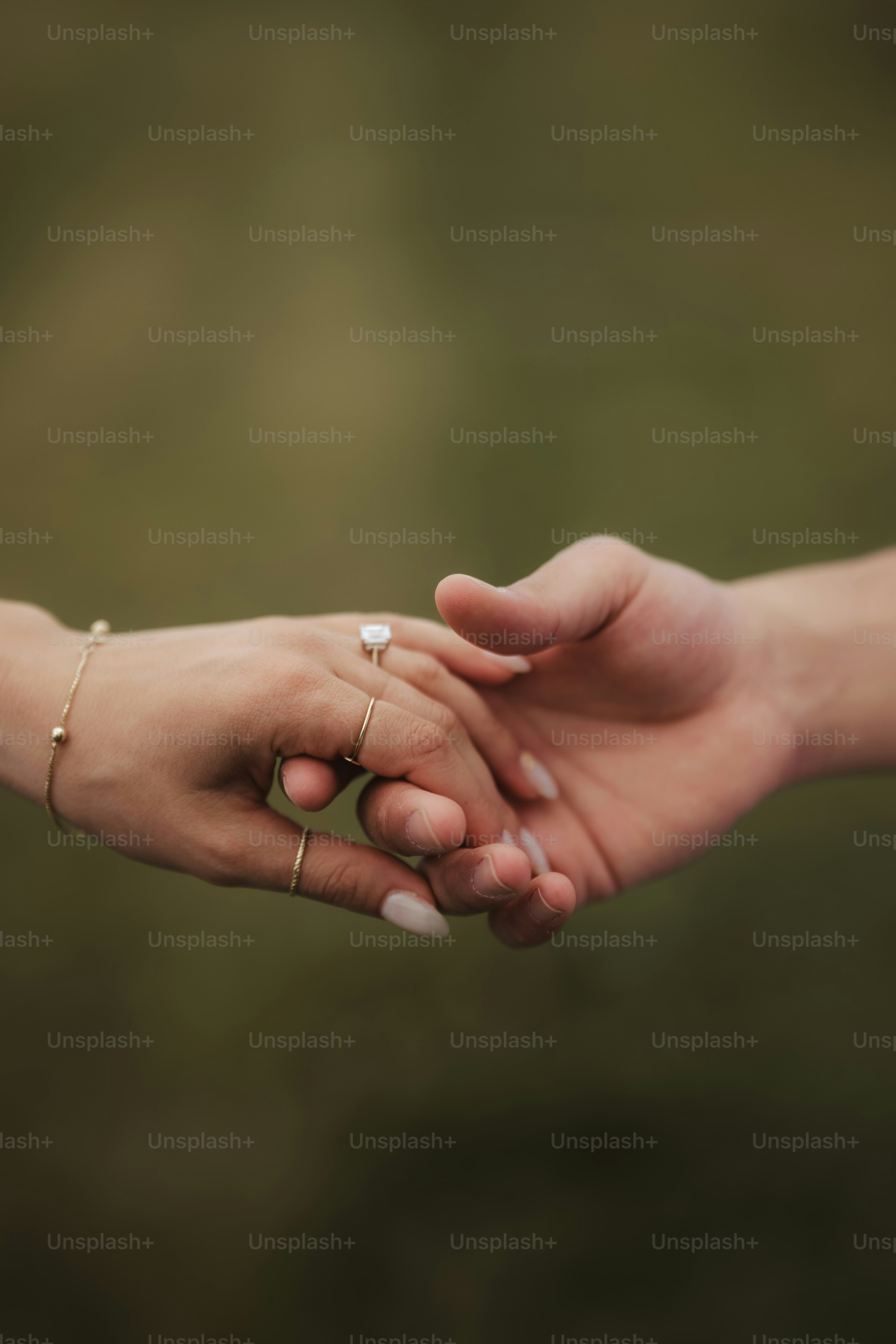 eine nahaufnahme von zwei menschen, die händchen halten