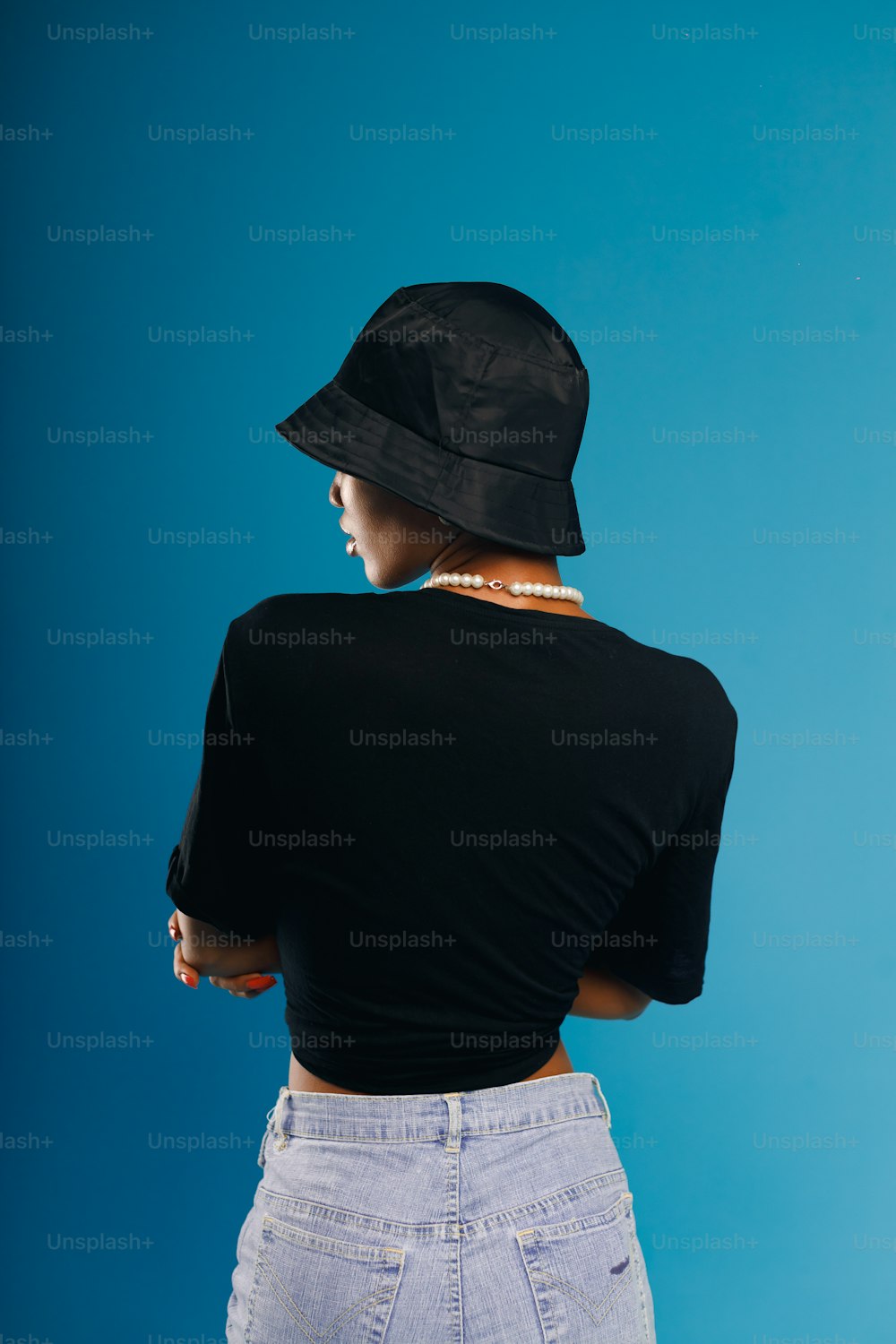 黒い帽子と黒いシャツを着た女性