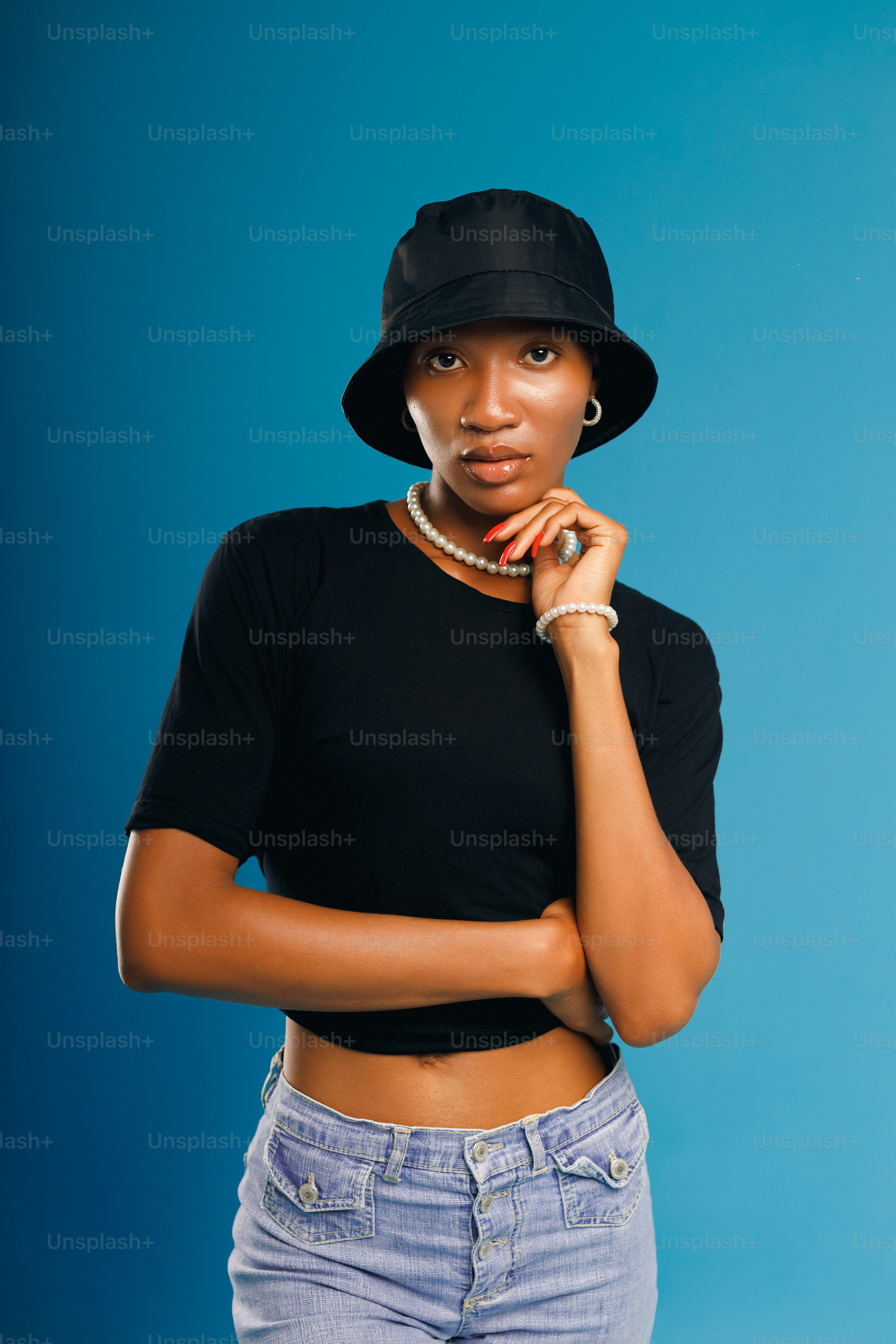 une femme portant un chapeau noir et une chemise noire