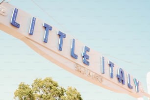 Un cartello che dice Little Italy su di esso