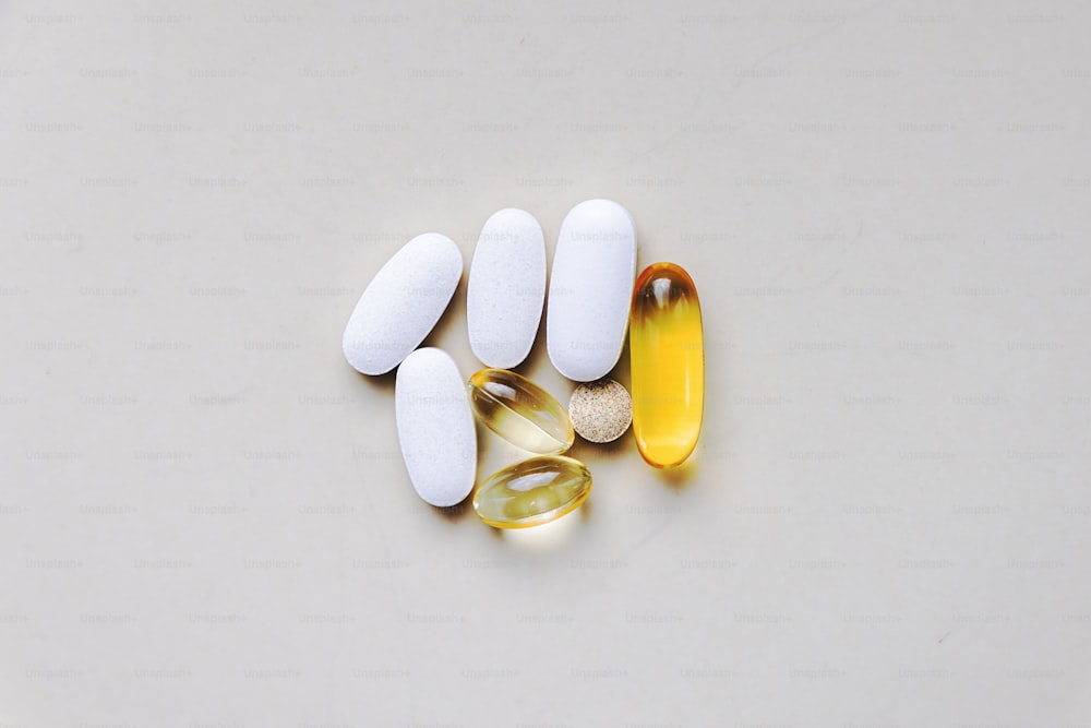 una placa blanca cubierta con pastillas y cápsulas