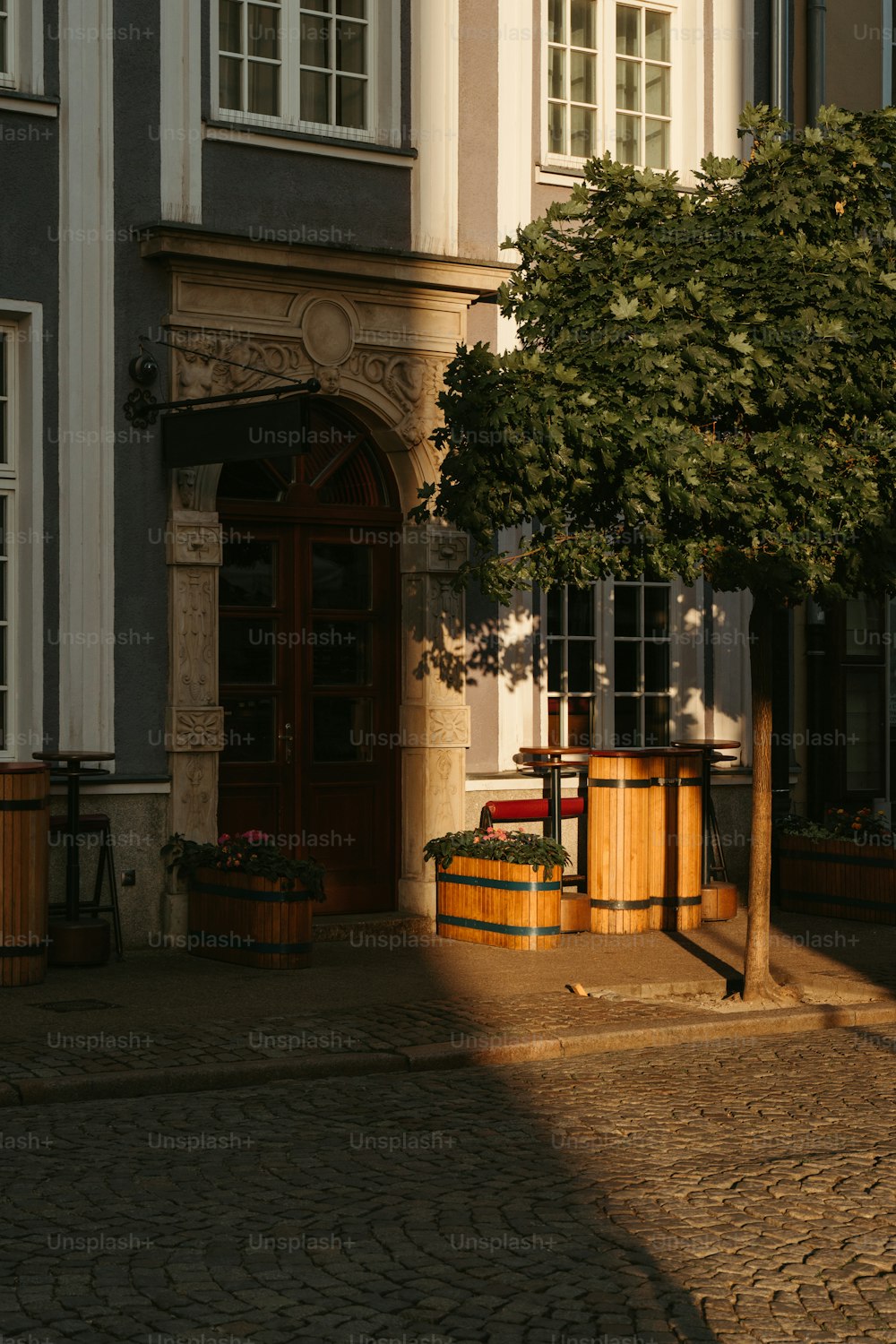 ein Gebäude mit einem Baum davor