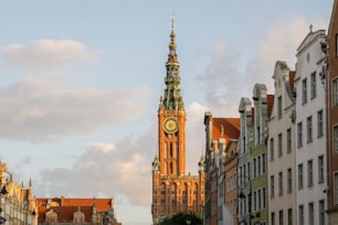 Una alta torre del reloj que se eleva sobre una ciudad