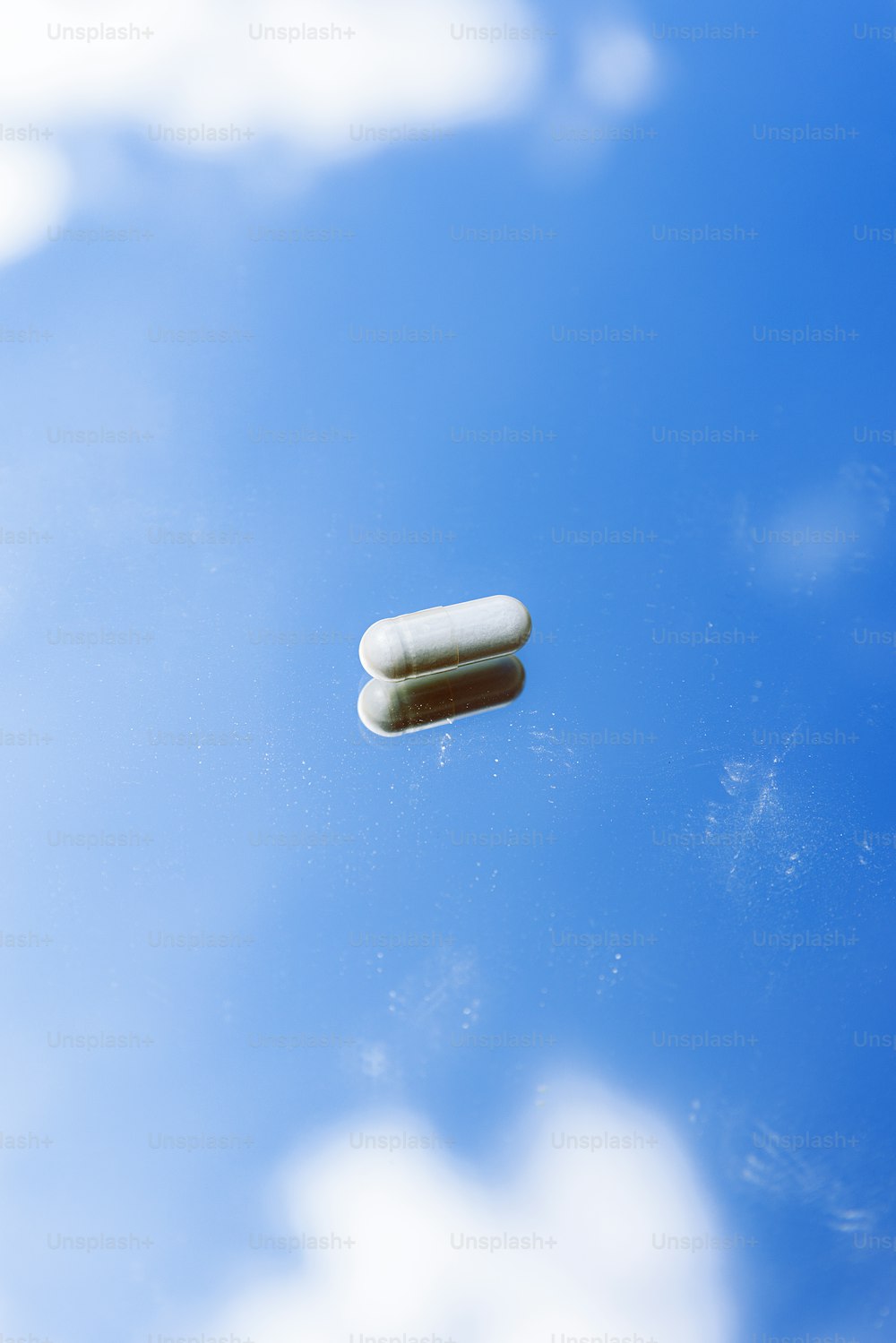 Due pillole che fluttuano nell'aria in una giornata nuvolosa