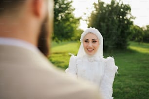 uma mulher com um vestido branco na frente de um homem