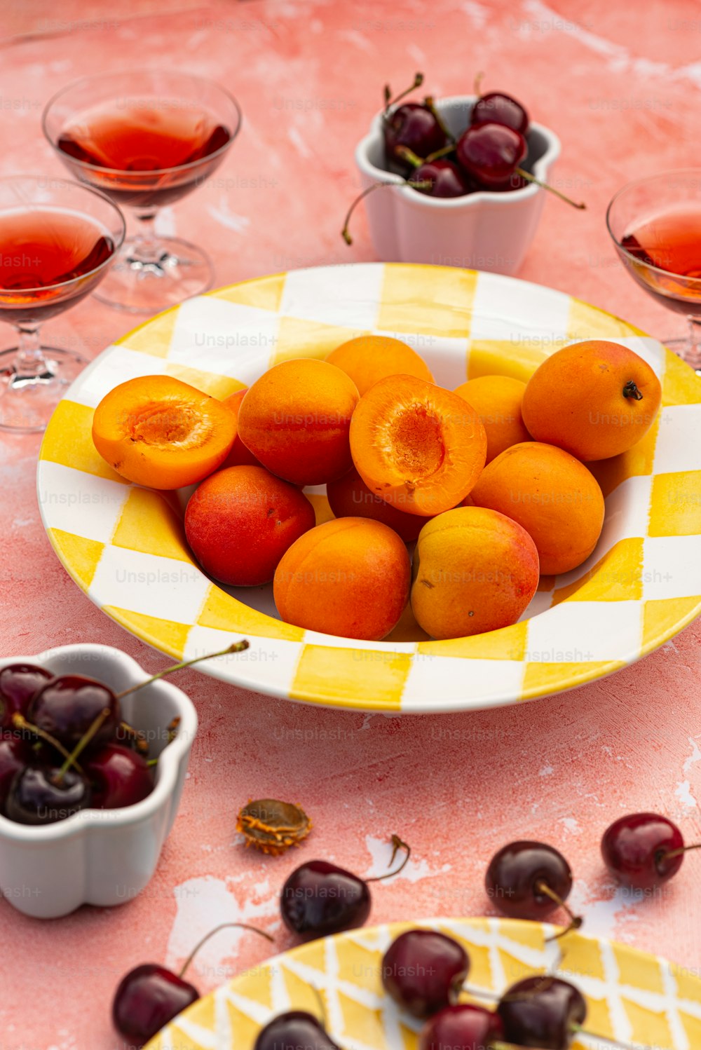 eine Schale mit Früchten, die auf einem Tisch steht