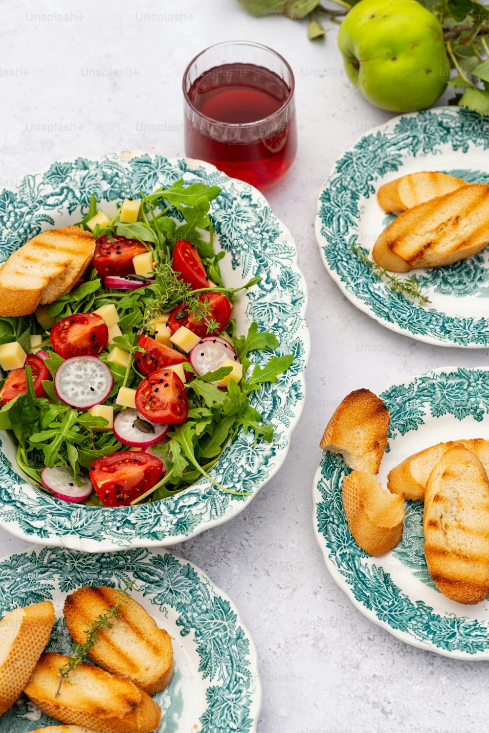 una mesa cubierta con platos de comida y bebidas