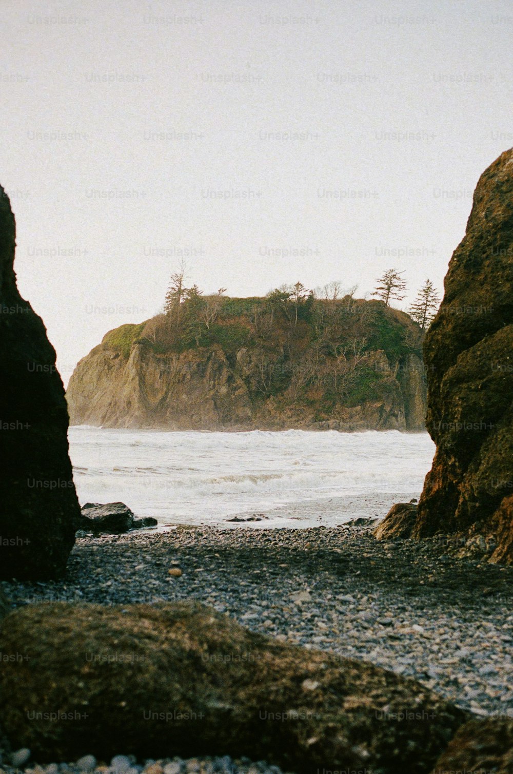 해변 꼭대기에 앉아있는 두 개의 바위