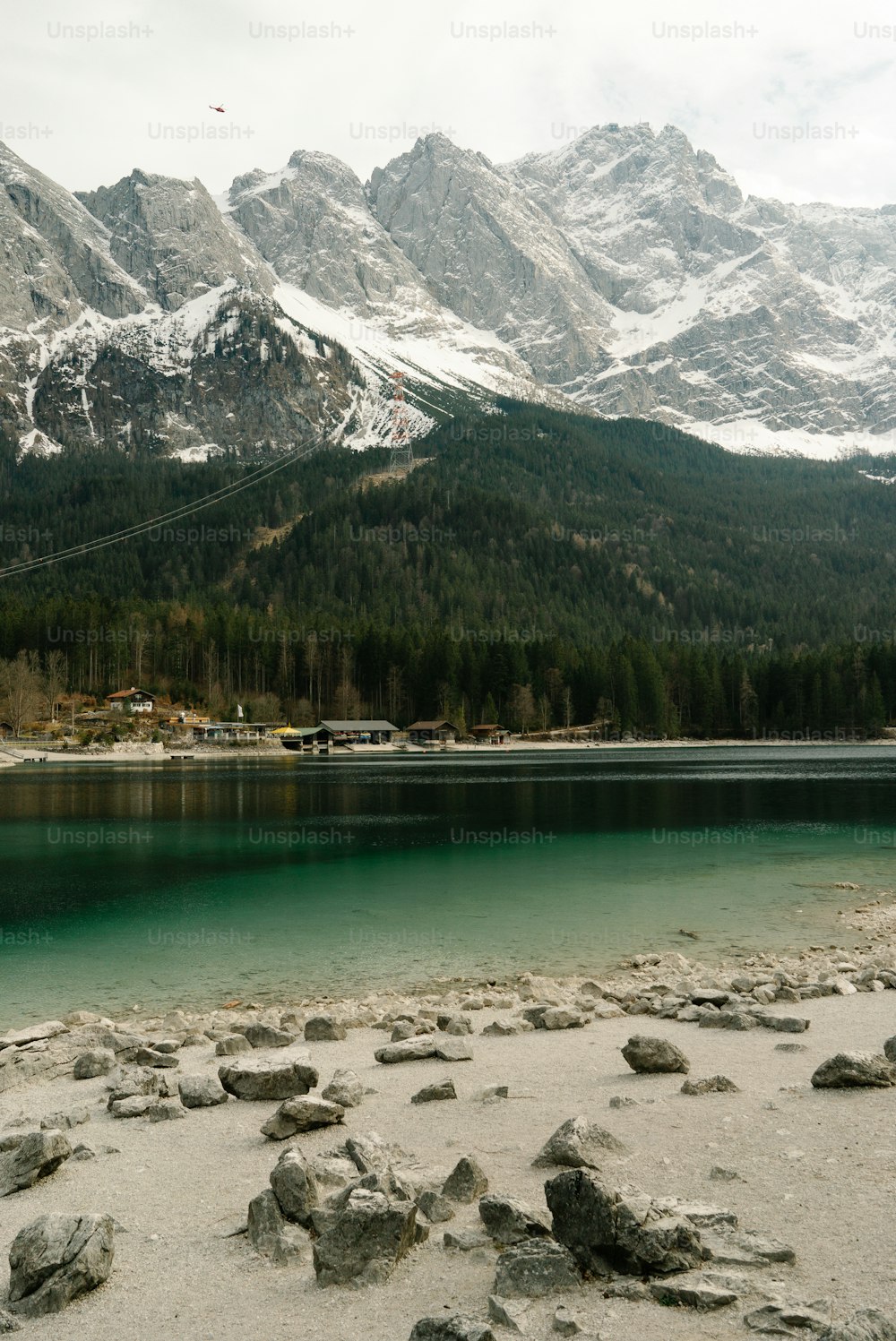 un cuerpo de agua rodeado de montañas y árboles