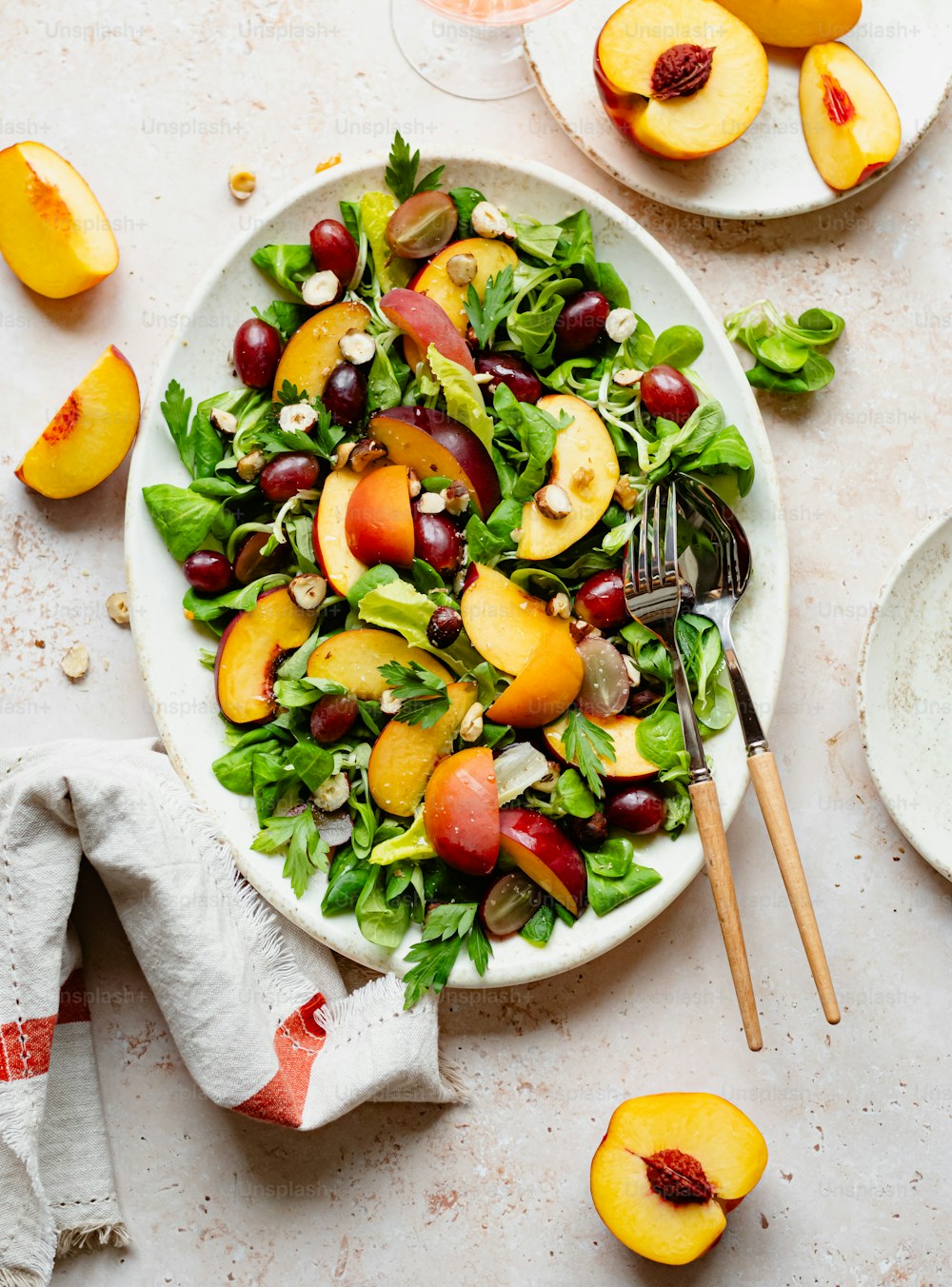 un piatto bianco condito con un'insalata ricoperta di frutta