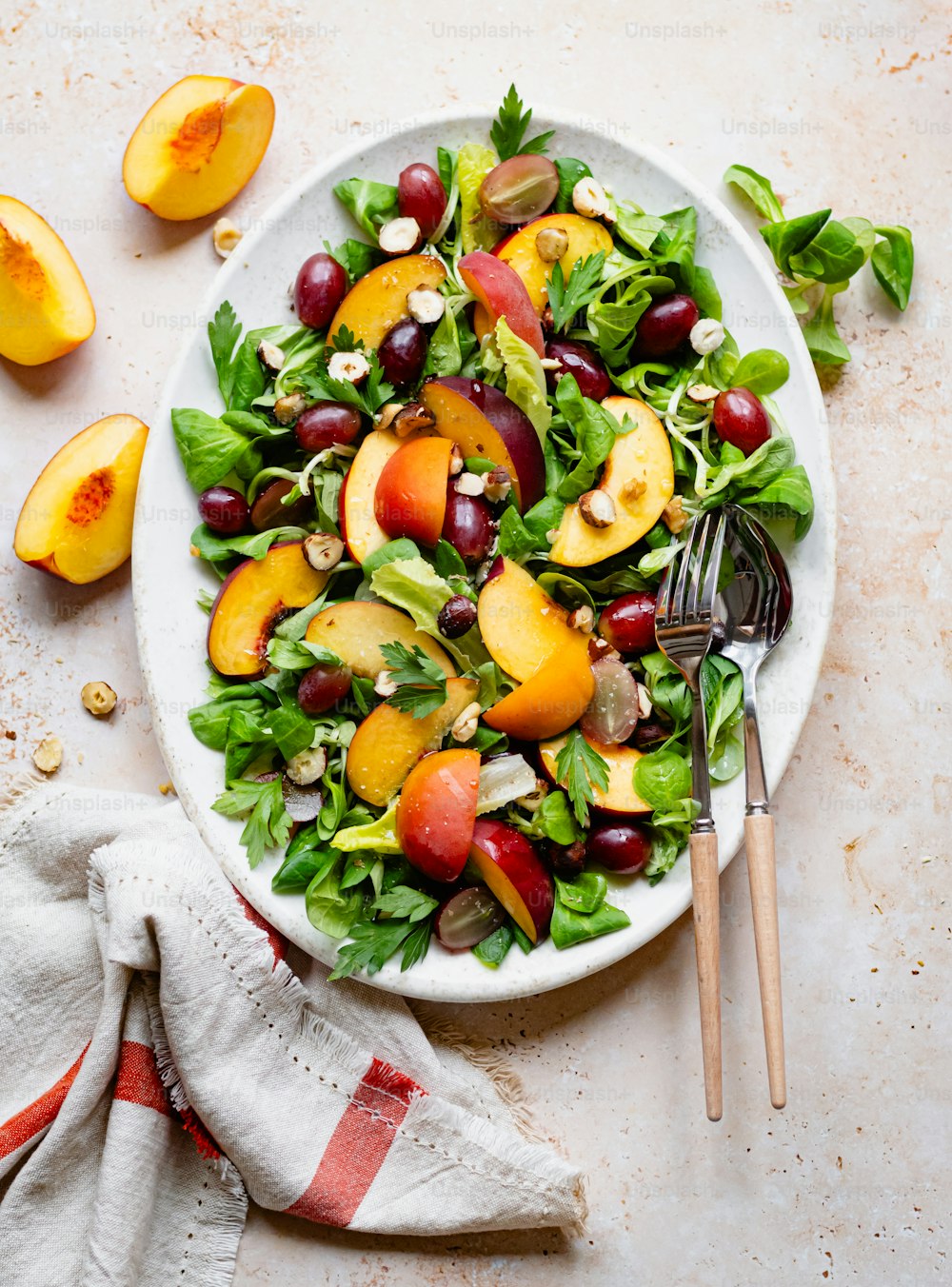 un piatto bianco condito con un'insalata e una forchetta