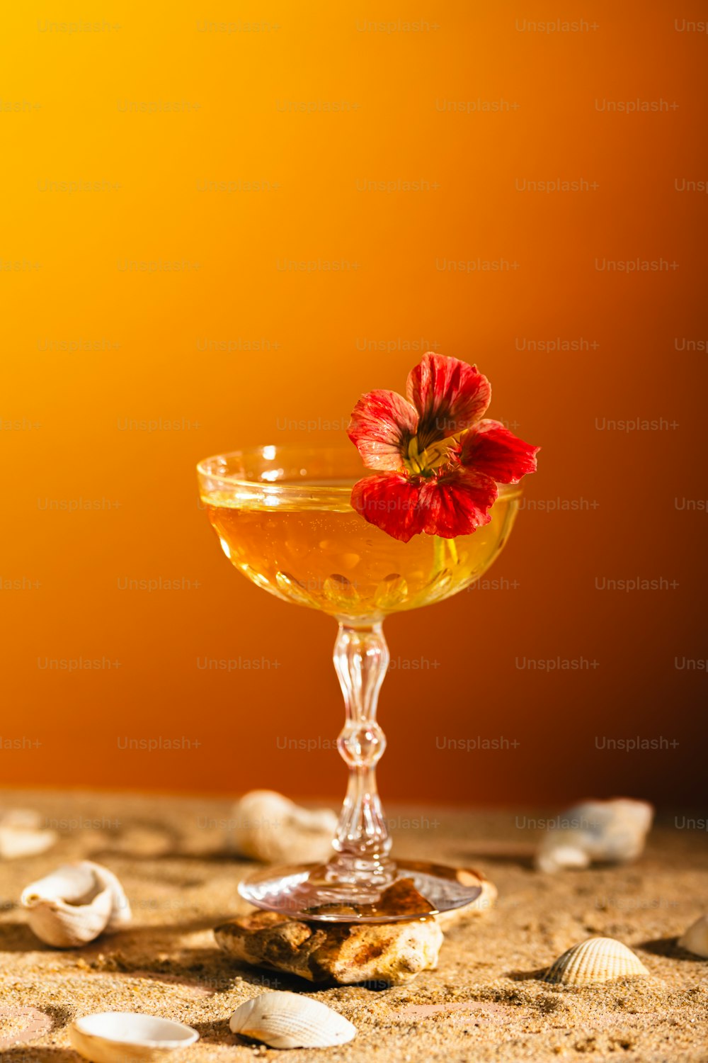 un verre rempli d’une boisson sur une table