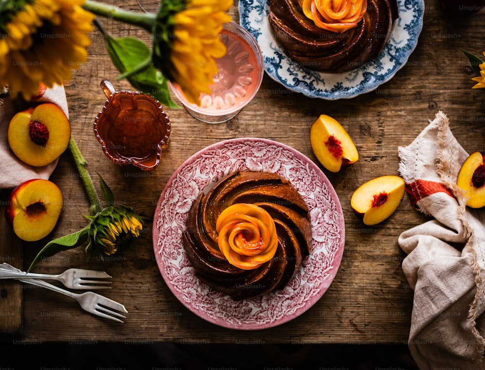 食べ物と花の��皿で覆われたテーブル