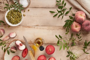 ein Holztisch mit Äpfeln und anderen Früchten