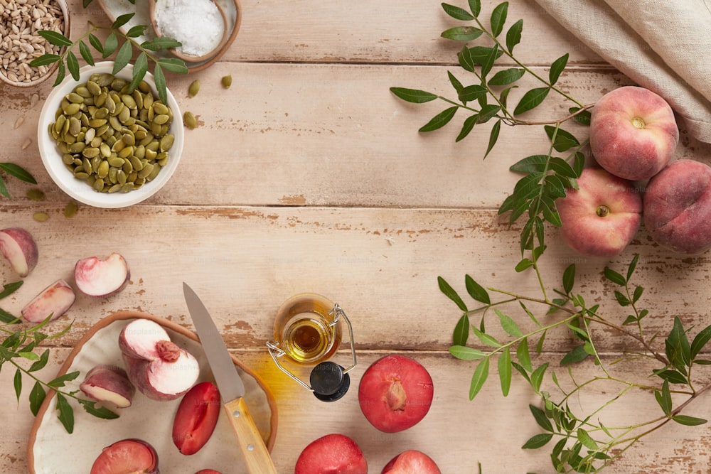 uma mesa de madeira coberta com maçãs e outras frutas
