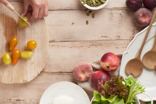 ein Holztisch mit Obst und Gemüse