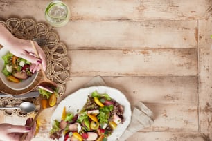 une table avec une assiette de nourriture et un bol de salade